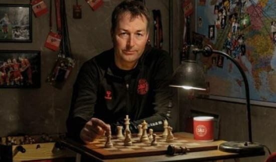 Liva Hjulmand father Kasper Hjulmand playing Chess.